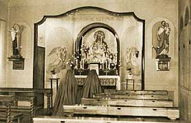 聖体礼拝するシスター"