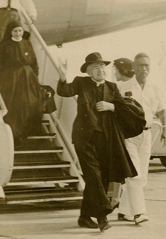 タラップから降りる創立者