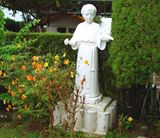 保育園の庭にある幼きイエス像
