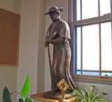 聖堂内 ダミアン神父像