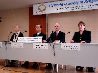 左から杉谷師、庭野師、ベンドレイ氏、アン氏