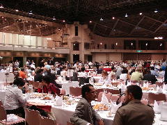 食堂となっているイベントホール